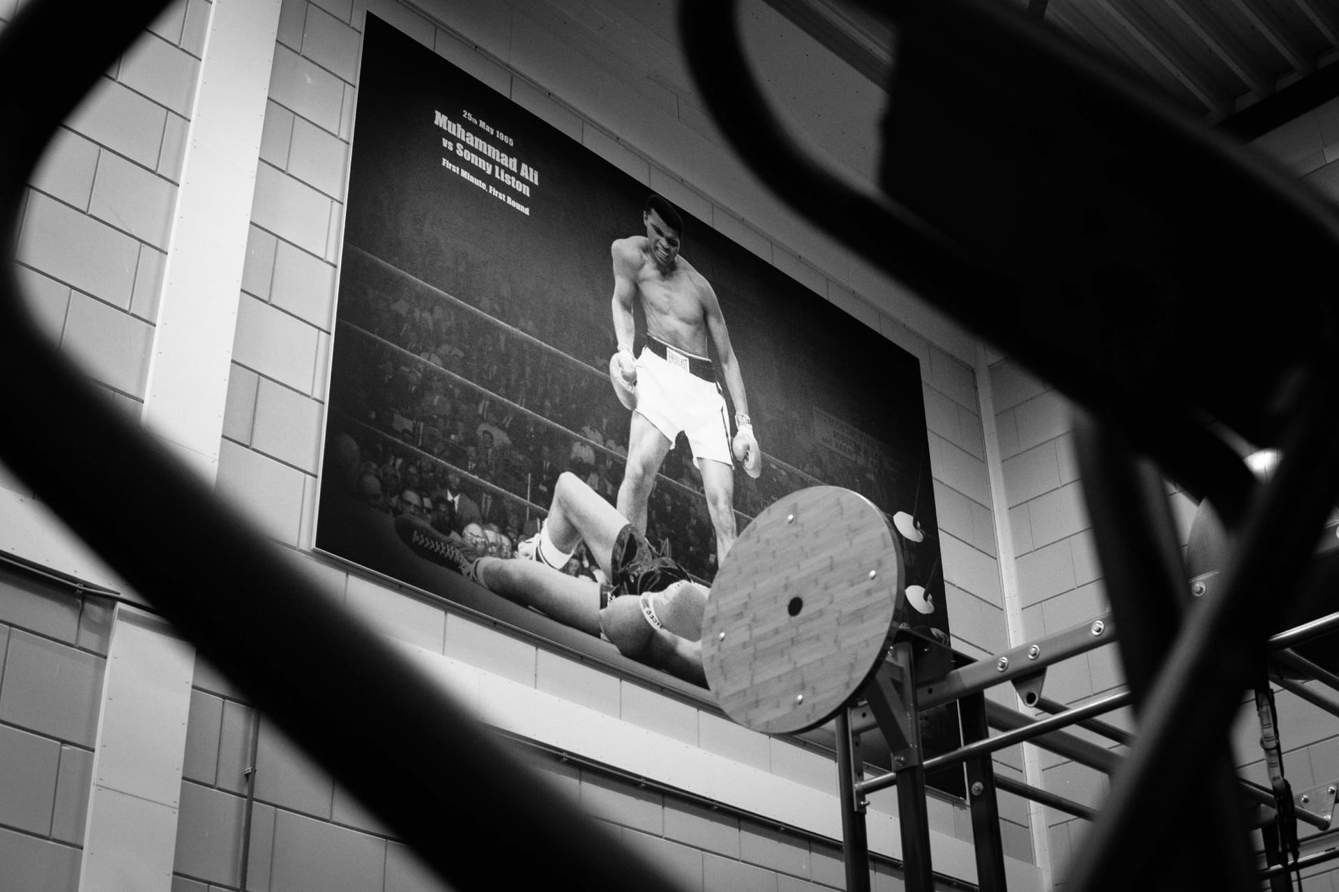 Zwart-wit poster aan de muur van de trainingszaal