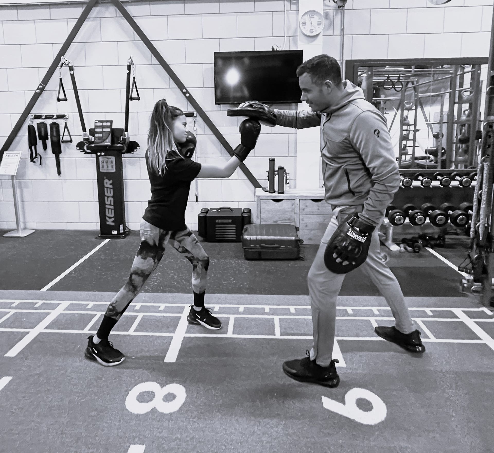 Trainer houdt de stootkussens vast tijdens een training